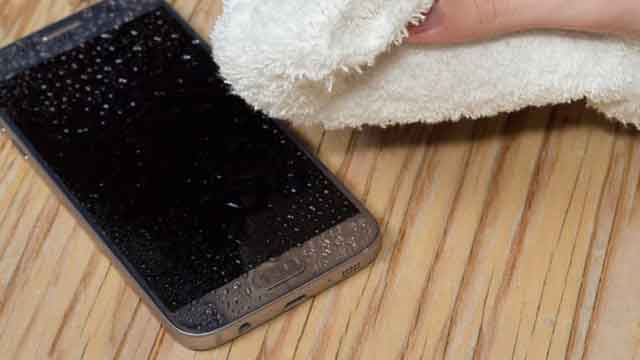 بعد از افتادن گوشی در آب چه کنیم؟ راهنمای نجات گوشی خیس